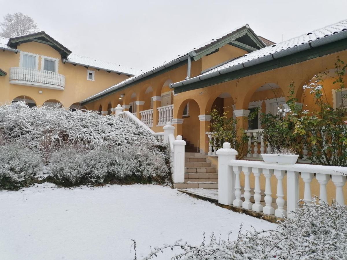 Bed and Breakfast Panorama Birtok - Wellness Panzio, Konferencia Es Rendezvenykoezpont Győrújbarát Exterior foto